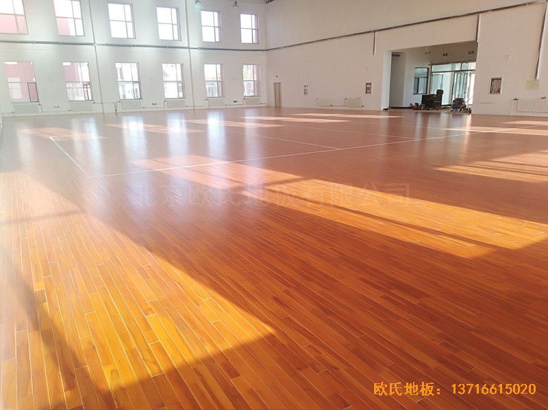 內蒙左旗吉蘭泰鎮五中運動館運動地板施工案例2