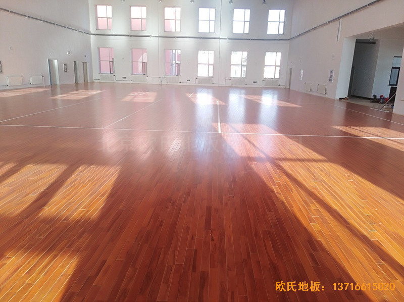 內蒙左旗吉蘭泰鎮五中運動館運動地板施工案例4